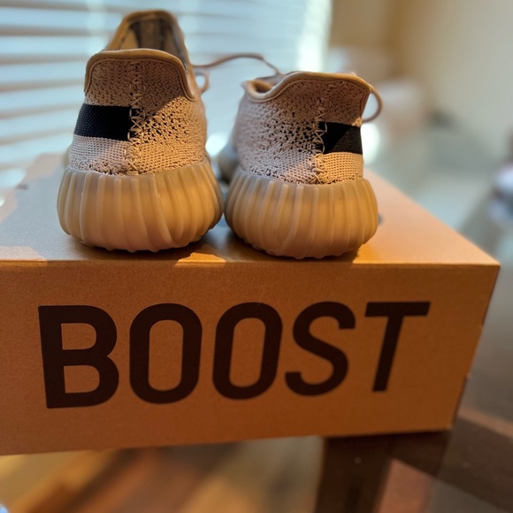 Yeezy 350 V2 - Picture 3 of 6